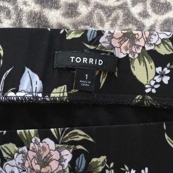 Torrid Floral knee length pencil skirt - Picture 5 of 6